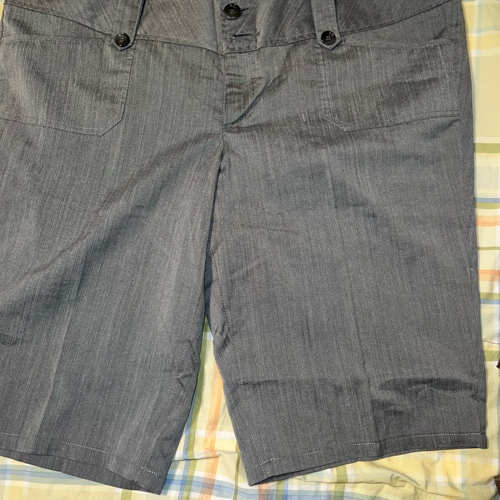 Bundle of 5 Bermuda style woman size 18 ( 4 preowned & 1 NWT) - Picture 7 of 16